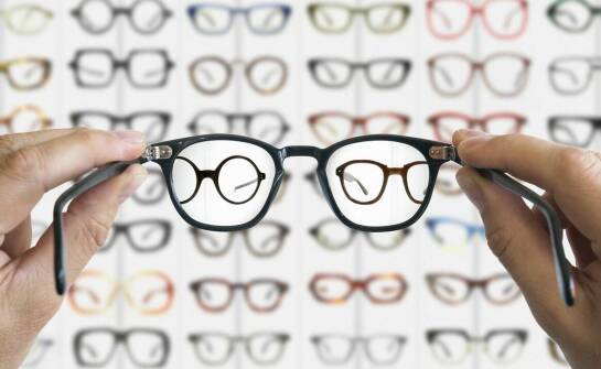Najpopularniejsze rodzaje oprawek i szkieł okularowych – porównanie i wskazówki