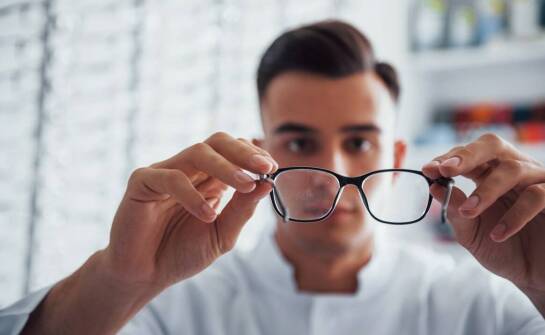 Rola optometrysty w dbaniu o zdrowie oczu – czym zajmuje się specjalista?