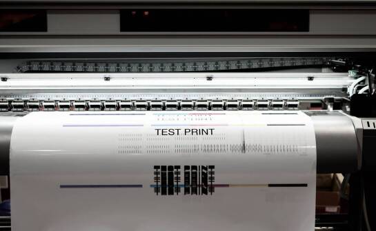 Poligrafia – jak druk wpływa na skuteczną komunikację w biznesie i reklamie