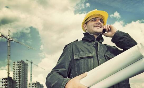 Na czym polega rola kierownika budowy oraz jakie ma zadania i uprawnienia