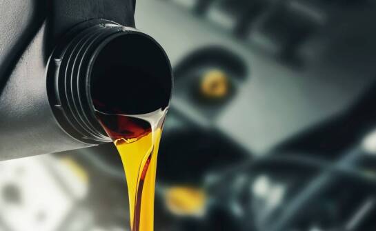 Oleje do maszyn i pojazdów – rodzaje, zastosowania oraz najważniejsze funkcje