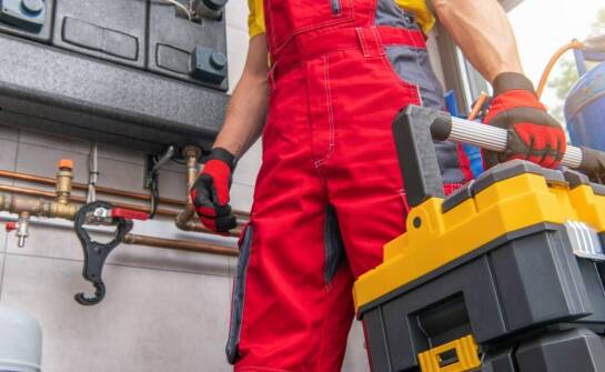 Spodnie robocze BHP – jakie materiały i rozwiązania zapewniają wygodę oraz ochronę