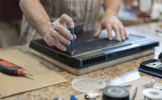 Naprawa laptopów - dlaczego warto powierzyć ją profesjonalistą?