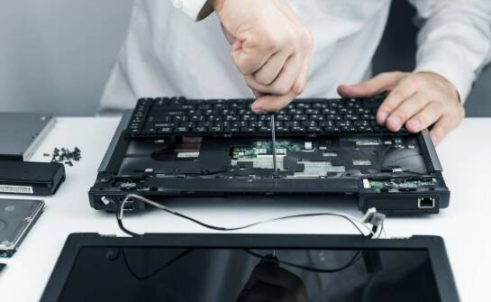 Jak bezpiecznie dbać o laptop, by uniknąć kosztownych napraw?