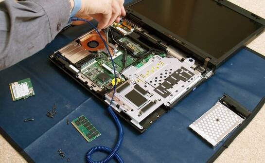 Jak przebiega naprawa komputerów i jakie są etapy diagnozy usterek?