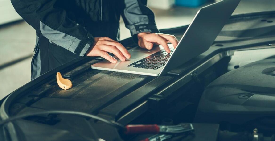 Jak wybrać serwis laptopów? Najważniejsze kryteria i wskazówki przed naprawą