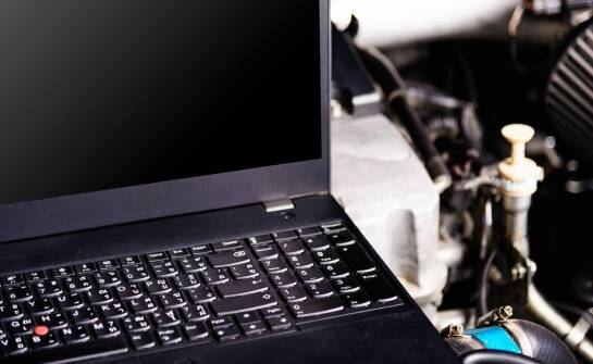 Jakie usługi oferuje serwis laptopów i kiedy warto z nich skorzystać?