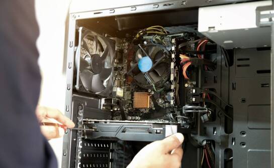 Jak sprawdzić, czy komputer wymaga naprawy i jakie działania podjąć?