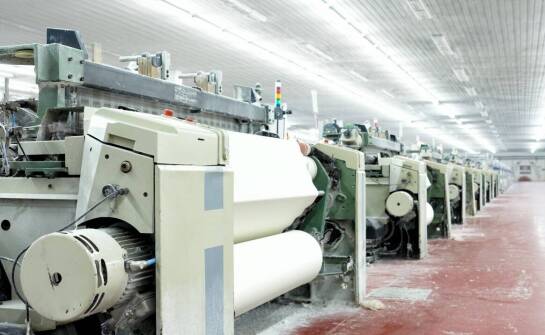 Jak działa fabryka papieru? Najważniejsze etapy i zastosowania produktu