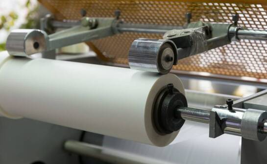 Papier makulaturowy – zalety wyboru i rola producentów w ekologicznym rynku