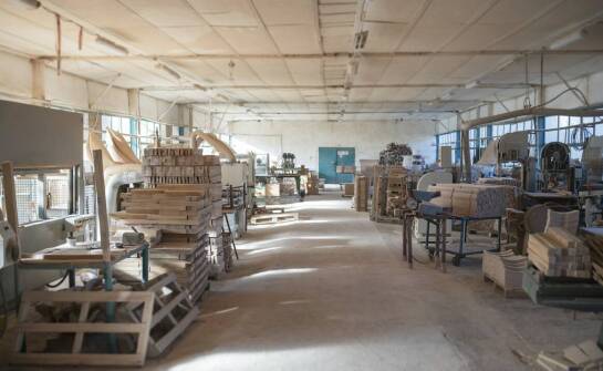 Fabryka tektury – jak powstaje i jaką rolę odgrywa w gospodarce