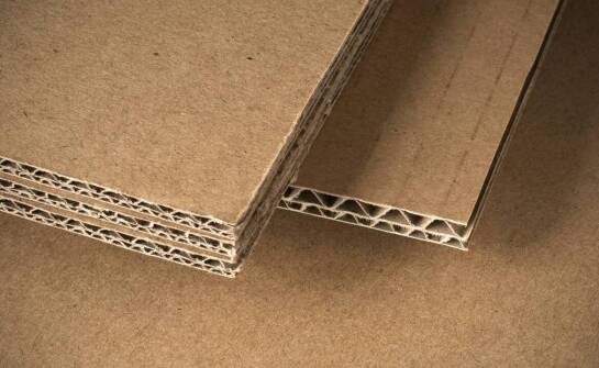 Tektura lita sklejana – zastosowania, proces wytwarzania i zalety materiału