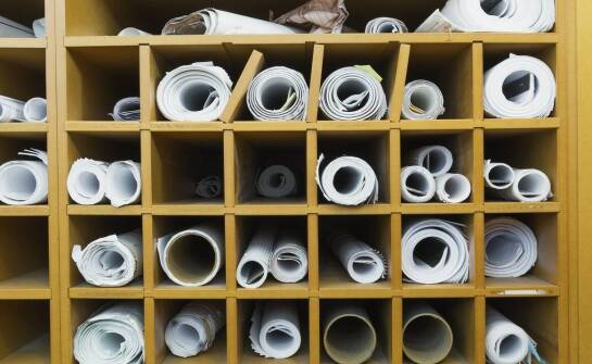 Papier makulaturowy – właściwości, proces powstawania i zastosowanie w branżach