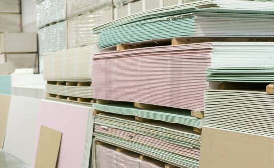 Tektura lita w procesie produkcji – najważniejsze cechy oraz zastosowania