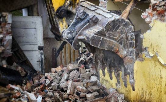 Jak przebiega proces rozbiórki budynków i na co warto zwrócić uwagę