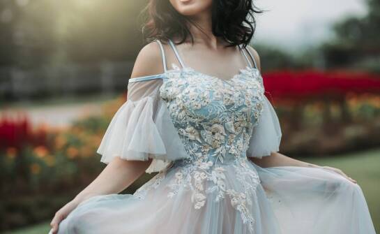 Stylizacje z prostą sukienką na wesele dla mamy – najciekawsze propozycje