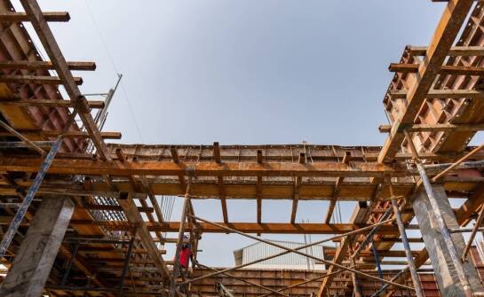 Rola ciężaru drewna klejonego w budownictwie komercyjnym i przemysłowym