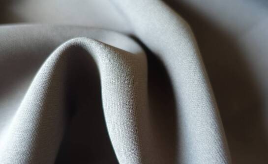 Wpływ elastyczności materiału na komfort noszenia spodni medycznych