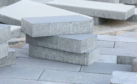 Jak dobór odpowiednich materiałów wpływa na efektywność układania płyt betonowych