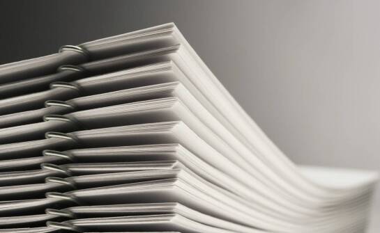 Jakie są zalety stosowania cięższej gramatury kopert w korespondencji biznesowej?