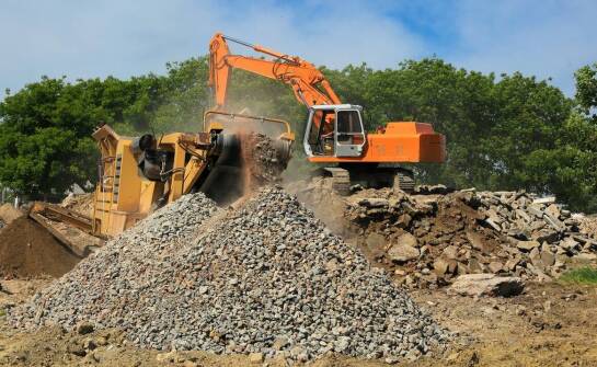 Jakie są korzyści z wynajmu mobilnych przesiewaczy do sortowania materiałów?