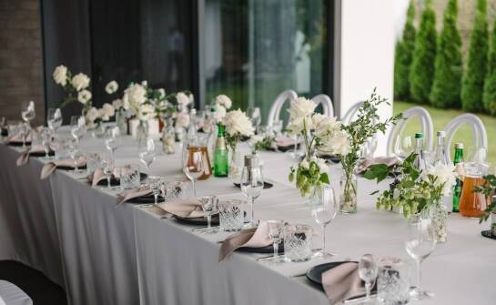 Przegląd możliwości dekoracyjnych w domu weselnym na Roztoczu – jakie opcje są dostępne?