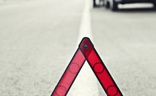 O czym informuje naklejka Angles Morts?