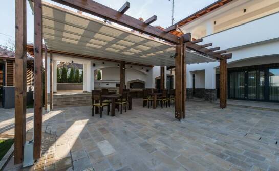 Jakie są dostępne opcje montażu daszków materiałowych na taras?