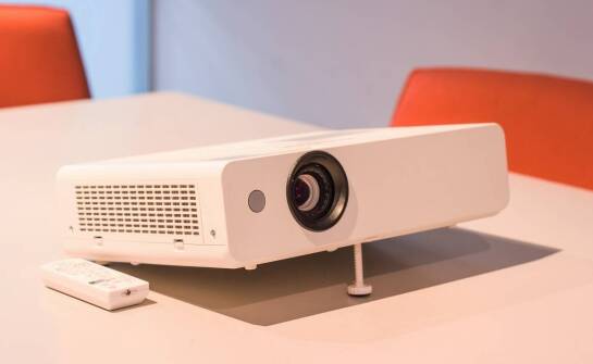 Jakie są najważniejsze parametry techniczne mikrofonu do sali konferencyjnej, które wpływają na jego wydajność?