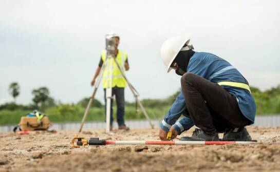 Jakie są najczęstsze wyzwania przy równaniu terenu i jak je rozwiązać