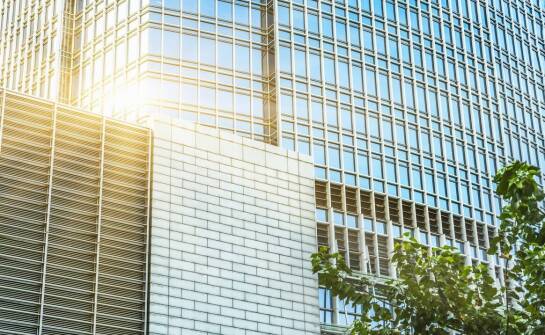 Znaczenie mycia elewacji w kontekście ochrony budynków przed zanieczyszczeniami atmosferycznymi