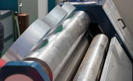 Wpływ innowacyjnych materiałów na jakość wałków metalowych do toczenia