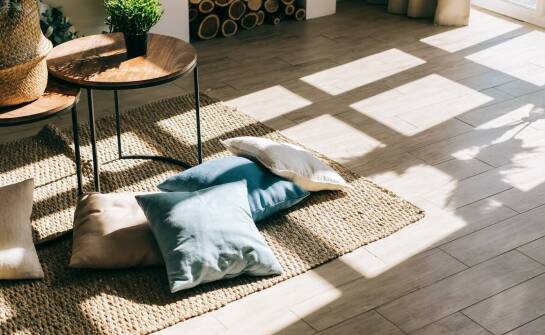 Komplety zasłon i poszewek – jak wpływają na komfort użytkowania wnętrza?