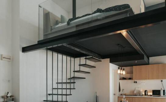 Jak metal i drewno mogą współgrać na loftowym poddaszu?