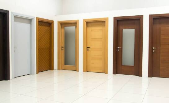 Jakie drzwi wewnętrzne drewniane wybrać do biura?