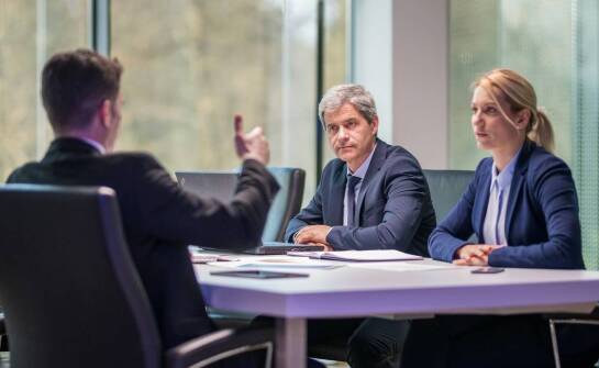 Jak dobry adwokat może pomóc w negocjacjach przedprocesowych?