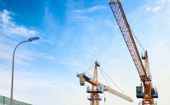 Rola dźwigów w projektach budowlanych – co warto wiedzieć przed wynajmem?