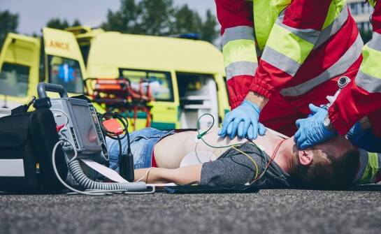 Dlaczego defibrylatory AED są kluczowe dla osób po nagłym zatrzymaniu krążenia?