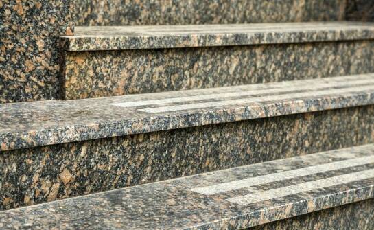 Przewaga elewacji z granitu nad innymi materiałami wykończeniowymi