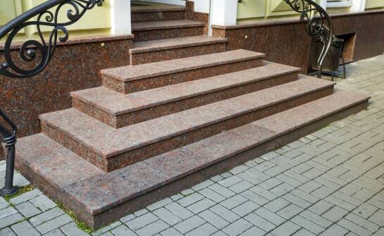 Schody zewnętrzne granitowe – jak zapewnić ich długowieczność?