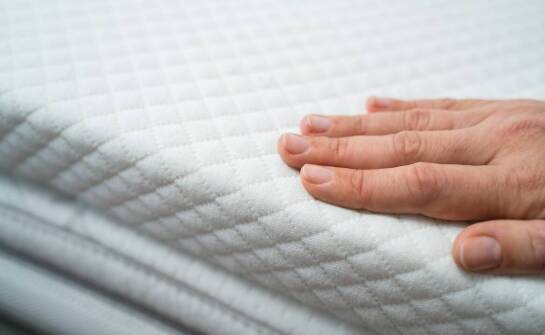 Jakie właściwości posiada szary pokrowiec na materac 90x200?