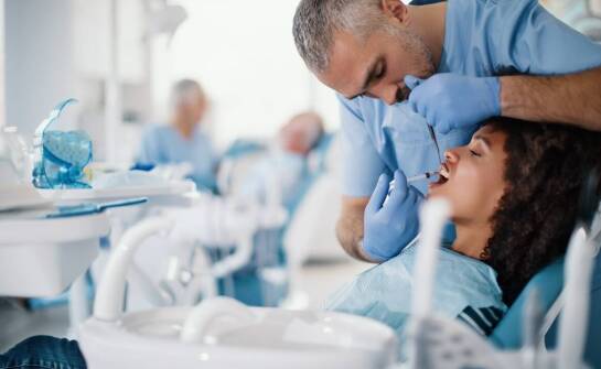 Chirurgia stomatologiczna – jak minimalnie inwazyjne metody wpływają na rekonwalescencję?