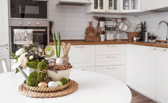 Jakie motywy roślinne można zastosować w dekoracjach na stół wielkanocny?