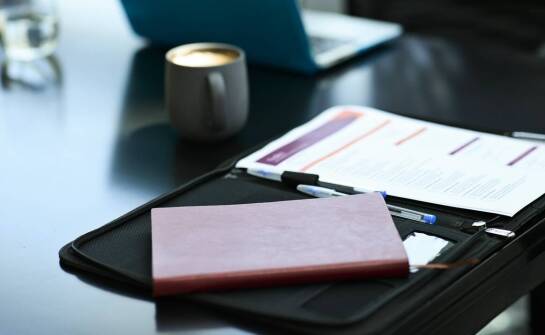 Jakie są kluczowe aspekty projektowania teczek ofertowych?