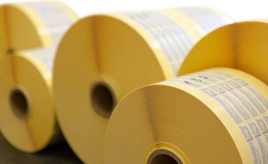 Etykiety samoprzylepne w logistyce – jak poprawiają efektywność?