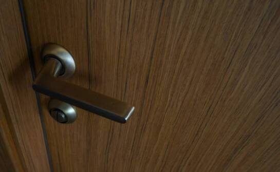 Jak drzwi drewniane wpływają na mikroklimat wnętrza?