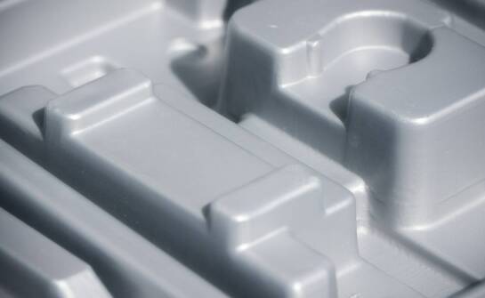 Czy poliwęglan komorowy dymiony szary jest odporny na działanie skrajnych temperatur?