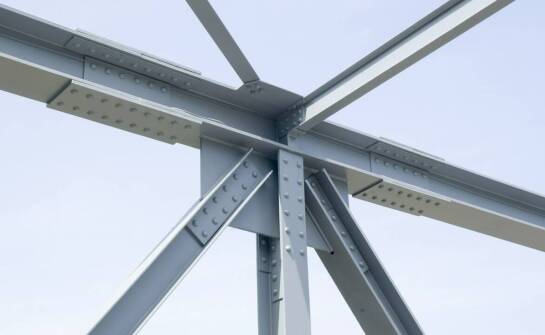 Wpływ precyzyjnego projektowania na montowanie konstrukcji stalowych