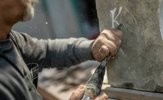 Renowacja nagrobków – na co zwrócić uwagę przy wyborze usług?