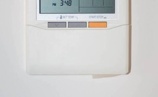 Design i funkcjonalność regulatora temperatury natynkowego w jednym